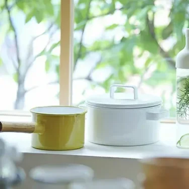 【蓋の取手に特徴あり】STAUB イエロー 両手鍋 22cm 蓋の取手に特徴あり】STAUB イエロー 両手鍋 22cm オシャレでかわいい